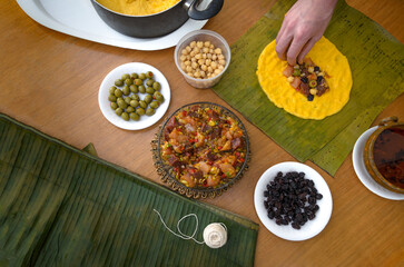 Hechura de hallacas andinas venezolanas. Se preparan con masa de harina de maíz, guiso crudo de...