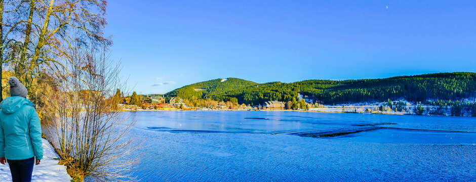 Touristin am Titisee Schwarzwald