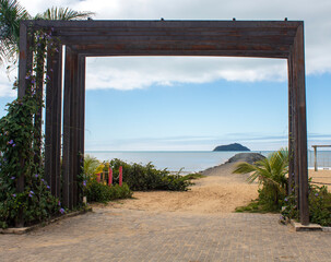 entrada de madeira do  molhe central em Balneário Piçarras, Santa Catarina, Brasil ao fundo a Ilha feia