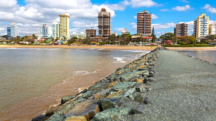 praia e os prédios e o molhe em Balneário Piçarras, Santa Catarina, Brasil ao fundo a Ilha feia