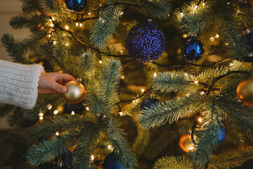 Obraz na płótnie Canvas Child decorates Christmas tree, background