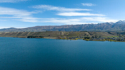 Fototapeta na wymiar Panoramic aerial droneviews of Lake Dunstan and its mountainous shoreline in central Otago