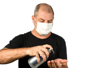 Retrato de um homem, em uma máscara médica usando gel de álcool. Um conceito do perigo do coronavírus COVID-19 para idosos. sobre fundo branco, com espaço para texto