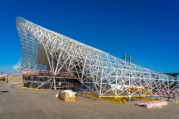 Photo sur Plexiglas Pont Vasco da Gama Main stage for the World Youth Days in the final stages of construction in front of the Vasco da Gama Bridge in Parque Tejo. Image captured on July 14, two weeks before the start of the event.