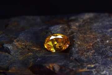 Focus yellow gemstone Beautiful with reflections.