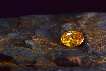 Focus yellow gemstone Beautiful with reflections.