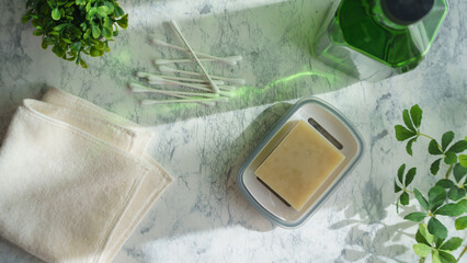 無添加の固形石鹸イメージ・石けんと綿棒とハンドタオル