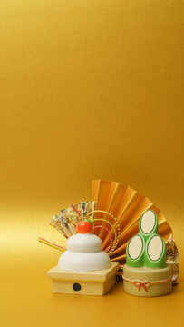 日本のお正月イメージ｜鏡餅・門松と金色の背景