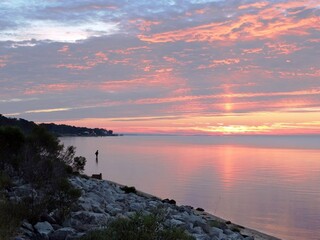 Obraz premium fishing under the pink sunrise