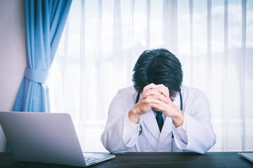 悩む男性医師　worried male doctor