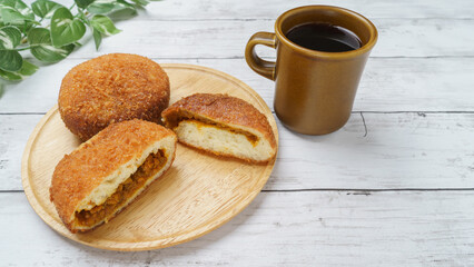 日本のカレーパンとコーヒー