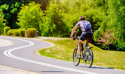 Obraz premium Cyclist ride on the bike path in the city Park 