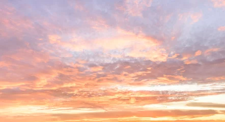 Foto auf Leinwand Stimmungsvoller Abendhimmel mit Abendrot und atemberaubend leuchtenden Wolkenfeldern  © ARochau