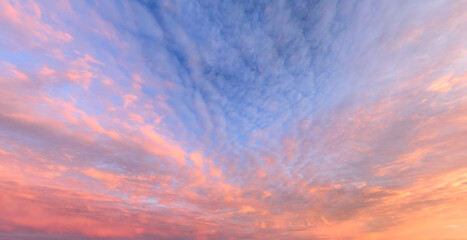 Stimmungsvolles Abendrot und leuchtende Wolkenfelder am Abendhimmel