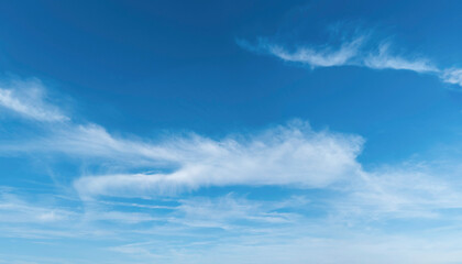 Hohe, lockere Wolkenfelder am blauem Himmel, cirrusartige Bewölkung