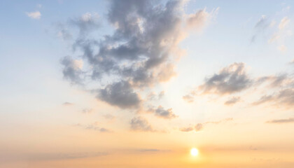 Pastellfarbener Himmel kurz vor Sonnenuntergang mit zart angeleuchteten Wolken
