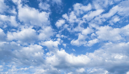 Heiterer blauer Himmel mit zunehmender Cumulus-Bewölkung