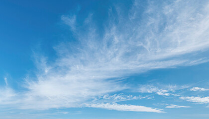 Hohe und mittelhohe Cirrusbewölkung am blauen Himmel