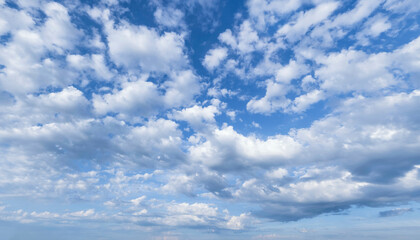 Heiterer blauer Himmel mit unterschiedlicher Cumulus-Bewölkung