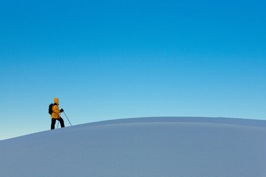 Schneeschuh Wanderin in Winterlandschaft