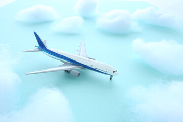 青空を飛ぶ飛行機と雲
