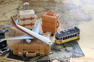 タイトル	海外旅行に出発する飛行機の模型と世界地図