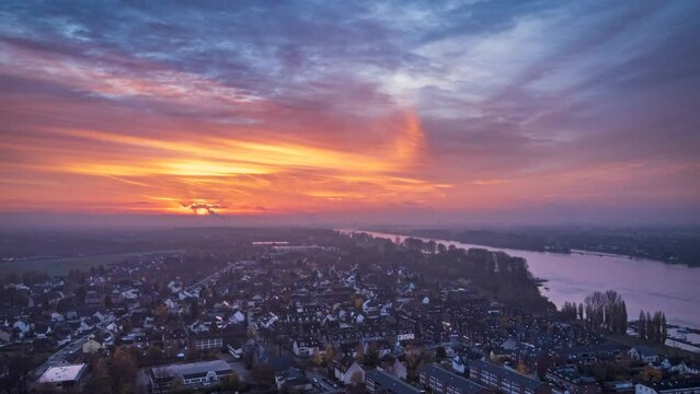 (Timelapse) Sonnenaufgang &uuml;ber K&ouml;ln Leverkusen mit einer Drohne am 18.11