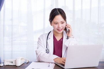 病院で仕事する女医　female doctor working at a hospital