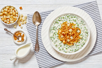 creamed peas with french fried onions, croutons