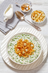creamed peas with french fried onions, croutons
