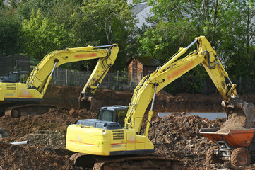 pelleteuses m&eacute;caniques sur un chantier de terrassement