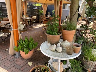 Terrasse von Biergarten und Restaurant liebevoll gestaltet