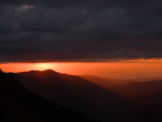 夕陽が山に沈む