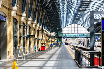 Empty platforms at King's Cross railway station in London, England - obrazy, fototapety, plakaty
