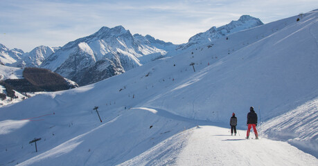 Les Deux Alpes ou Les 2 Alpes, est une station touristique de sports d'hiver française située en Oisans, dans le massif des Écrins. Localisée dans le département de l’Isère