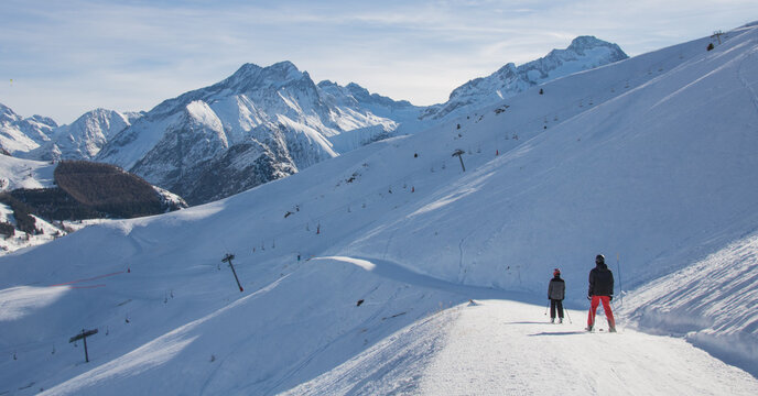 Les Deux Alpes ou Les 2 Alpes, est une station touristique de sports d'hiver fran&ccedil;aise situ&eacute;e en Oisans, dans le massif des &Eacute;crins. Localis&eacute;e dans le d&eacute;partement de l&rsquo;Is&egrave;re