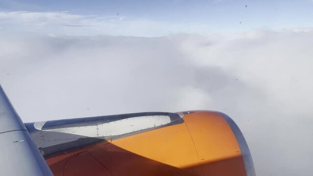 vue hublot avion passe les nuages