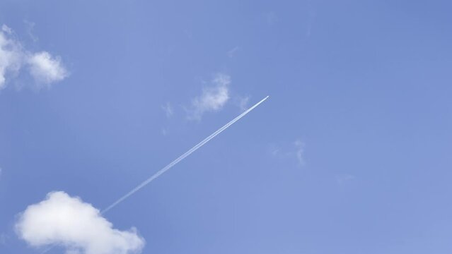 avion de ligne ciel bleu