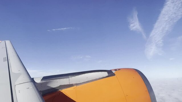 avion de ligne vue hublot ciel bleu