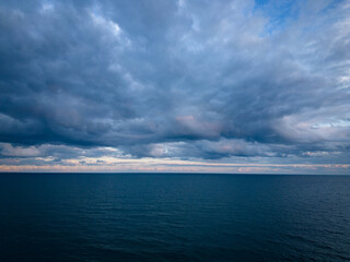 Obraz premium A bird's-eye view of a dark sea, horizon, and dramatic sky before a storm in the evening