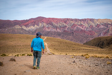 Turista explorando el cerro de los 14 colores en la Provincia de Jujuy