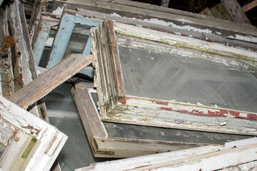 Obraz premium Pile of a old broken used windows