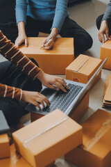 Business woman start up small business entrepreneur SME success .freelance woman working at home with Online Parcel delivery. SME and packaging deliveryconcept - obrazy, fototapety, plakaty