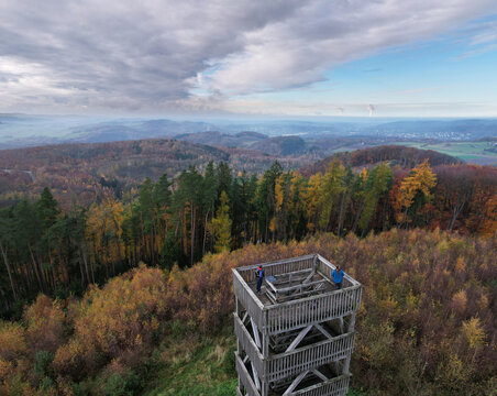 Goldener Herbst - Aussichtsplattform auf dem Ebberg bei Eisborn, Sauerland, NRW