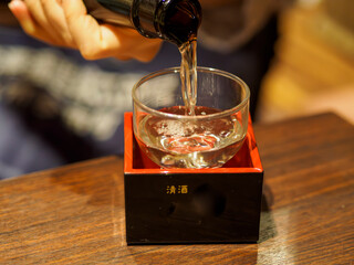 美味しいお酒を注ぐ