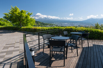 Fototapeta premium coffee patio at Fujigawa Service Area with mount Fuji, Shizuoka