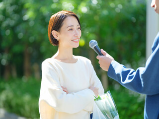 街頭インタビューを受ける女性