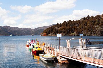 See in Hakone Japan mit Schwanenboten und Dori Schrein am Tag