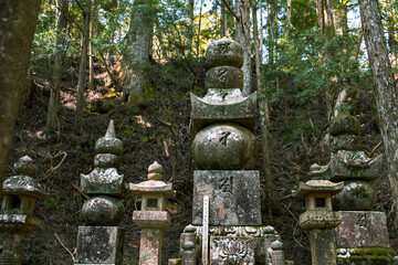 Friedhof Oku-no-in auf Berg Kōya mit Gräbern in Japan am Tag