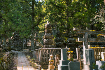 Friedhof Oku-no-in auf Berg Kōya mit Gräbern in Japan am Tag